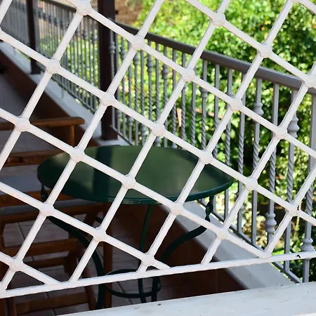 Blue And Μυστράς